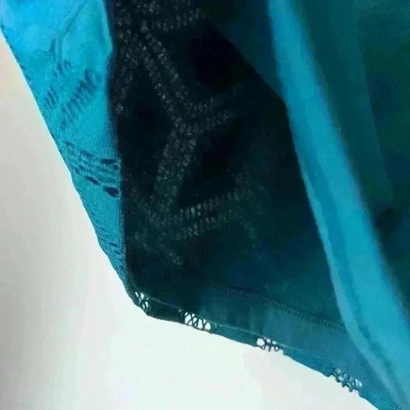 Van Heusen Women’s Turquoise Art  to Wear Geometric Pattern T-Shirt Small - Picture 8 of 8